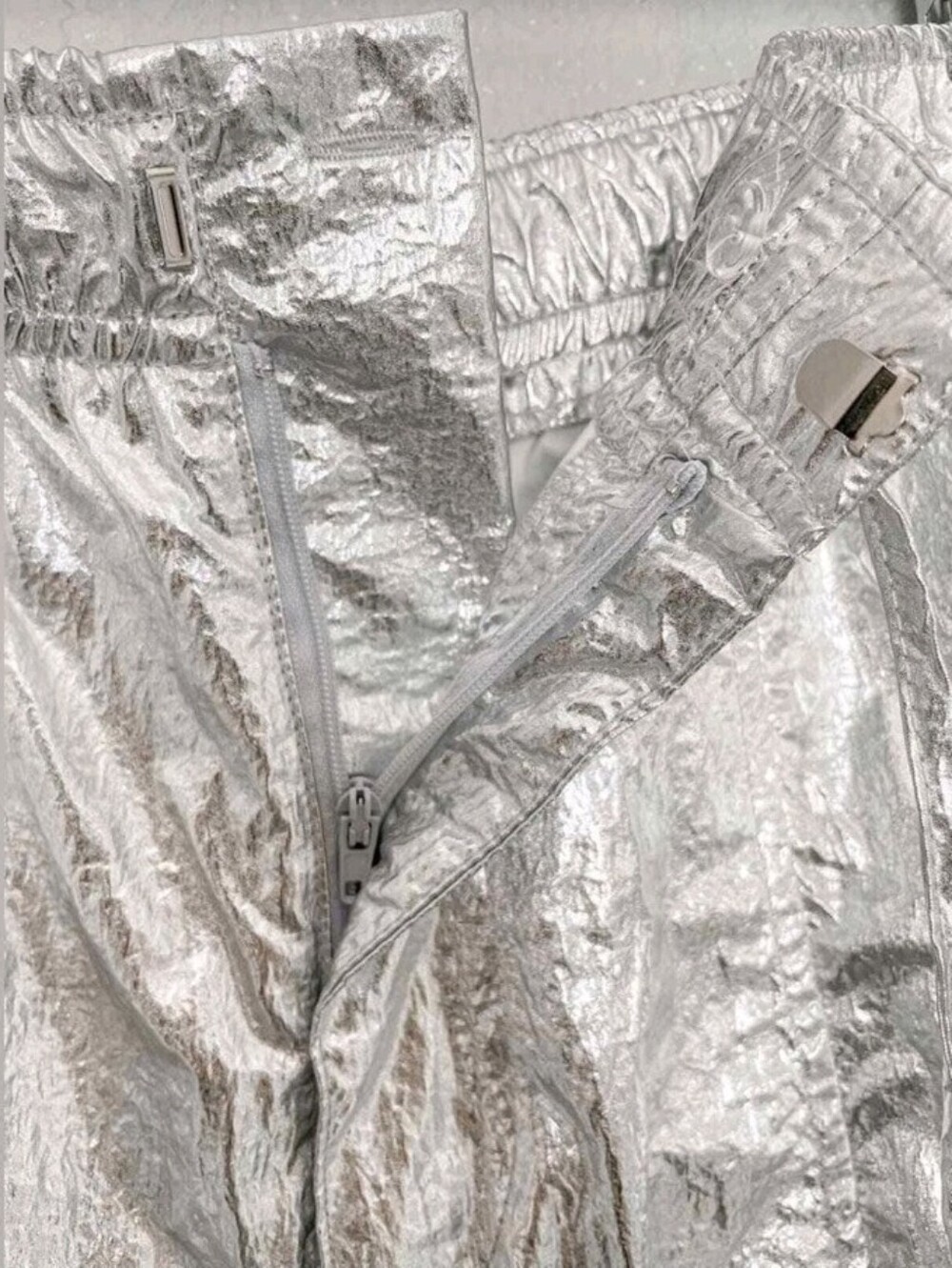 ZARA WOMAN MID RISE METALLIC PARACHUTE TROUSERS PANT SILVER Small - Picture 4 of 9